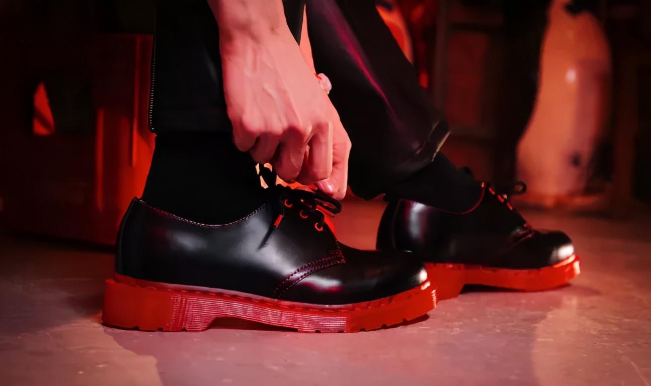 DR MARTENS真假最新鉴定，时尚鞋履真伪探索之旅