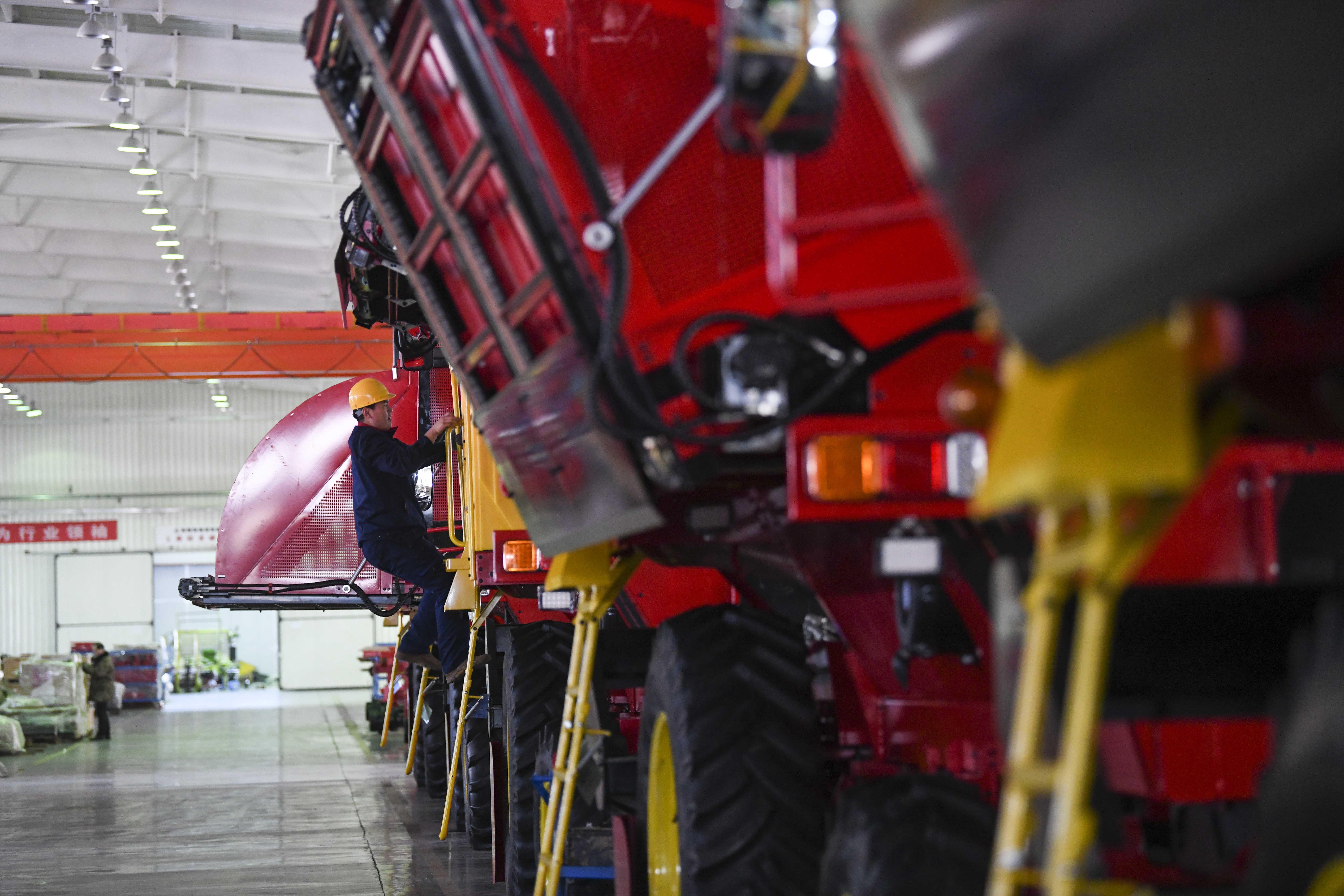 最新采棉机革新推动农业现代化进程