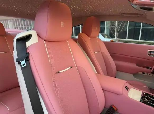 劳斯莱斯最新粉色限量版车型，驾驭变化，自信闪耀的奢华之选