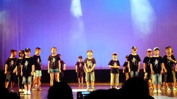 最新幼儿舞蹈街舞视频,激发孩子舞蹈热情的绝佳教程!