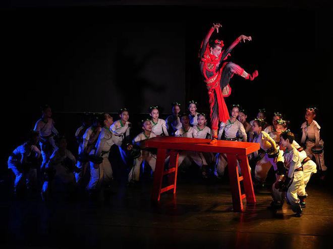 小班男生舞蹈盛宴，自然美景之旅的探索篇章