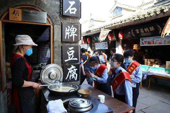 石牌豆腐最新摊位火爆出炉,地道美味再现!