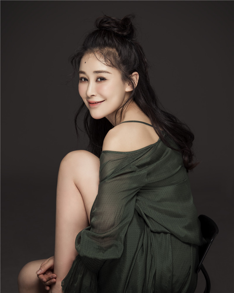 超越时空的星光——演员周扬与科技风尚的交融图片展示