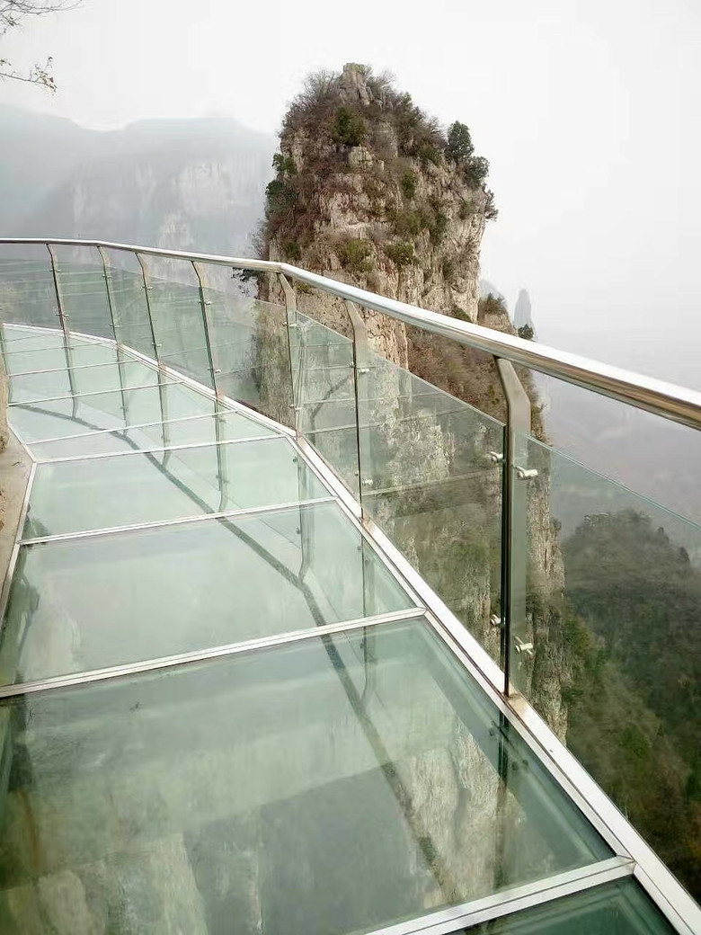玻璃栈道最新论述,探索前沿技术与旅游体验的新境界