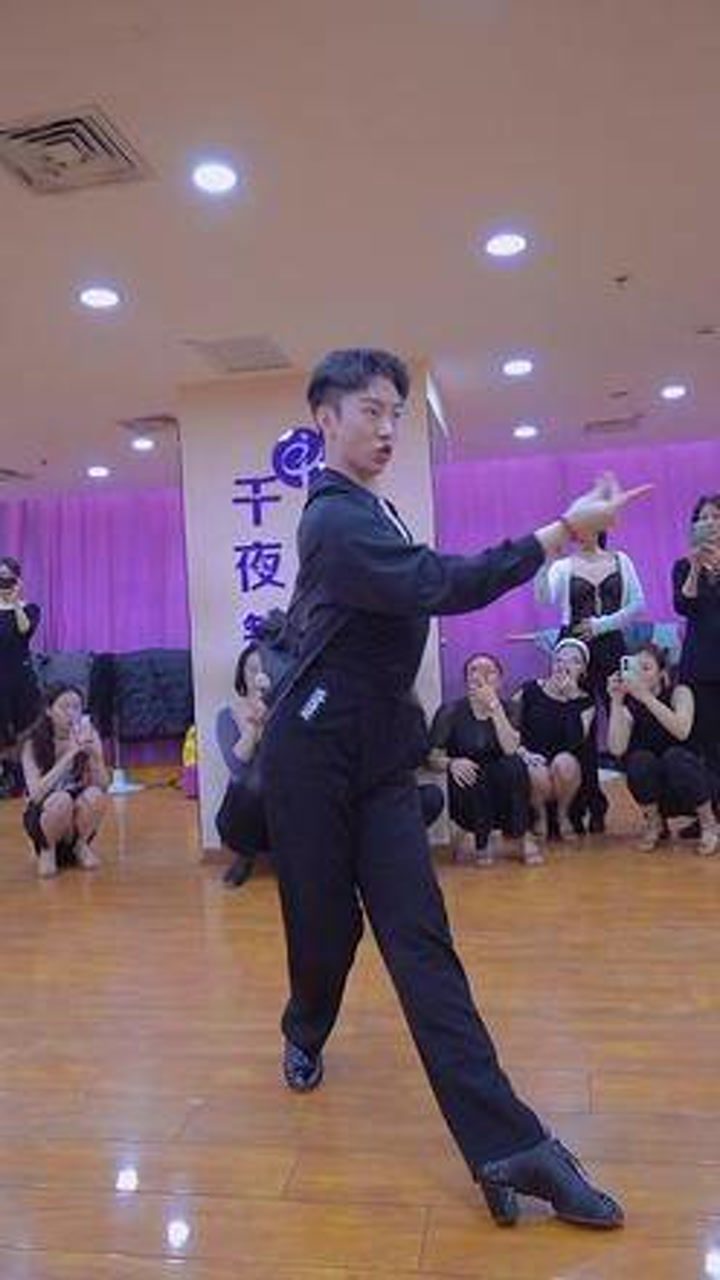 伦巴最新舞,小巷深处的舞蹈魅力