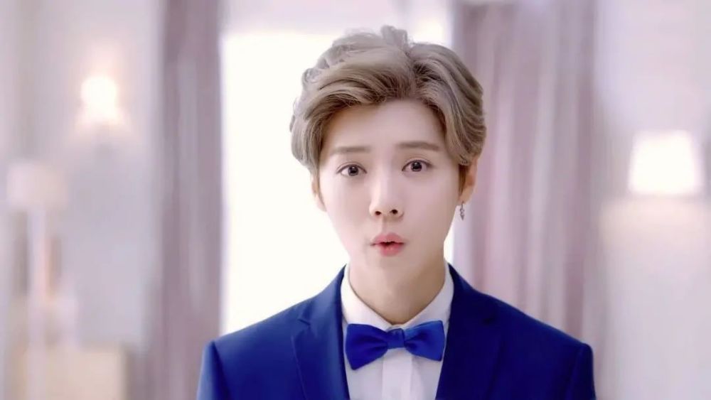 金泰亨星光闪耀时尚海报,引领潮流的潮流之王