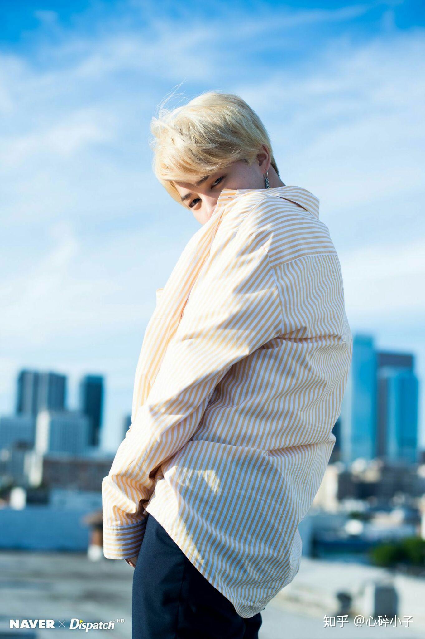 金泰亨星光闪耀时尚海报,引领潮流的潮流之王