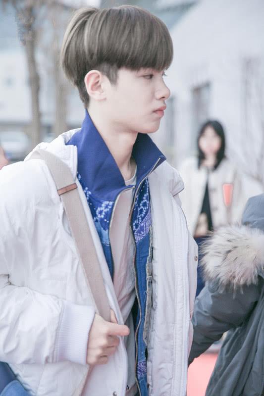 黄明昊最新图片曝光,明星魅力解读,娱乐焦点关注