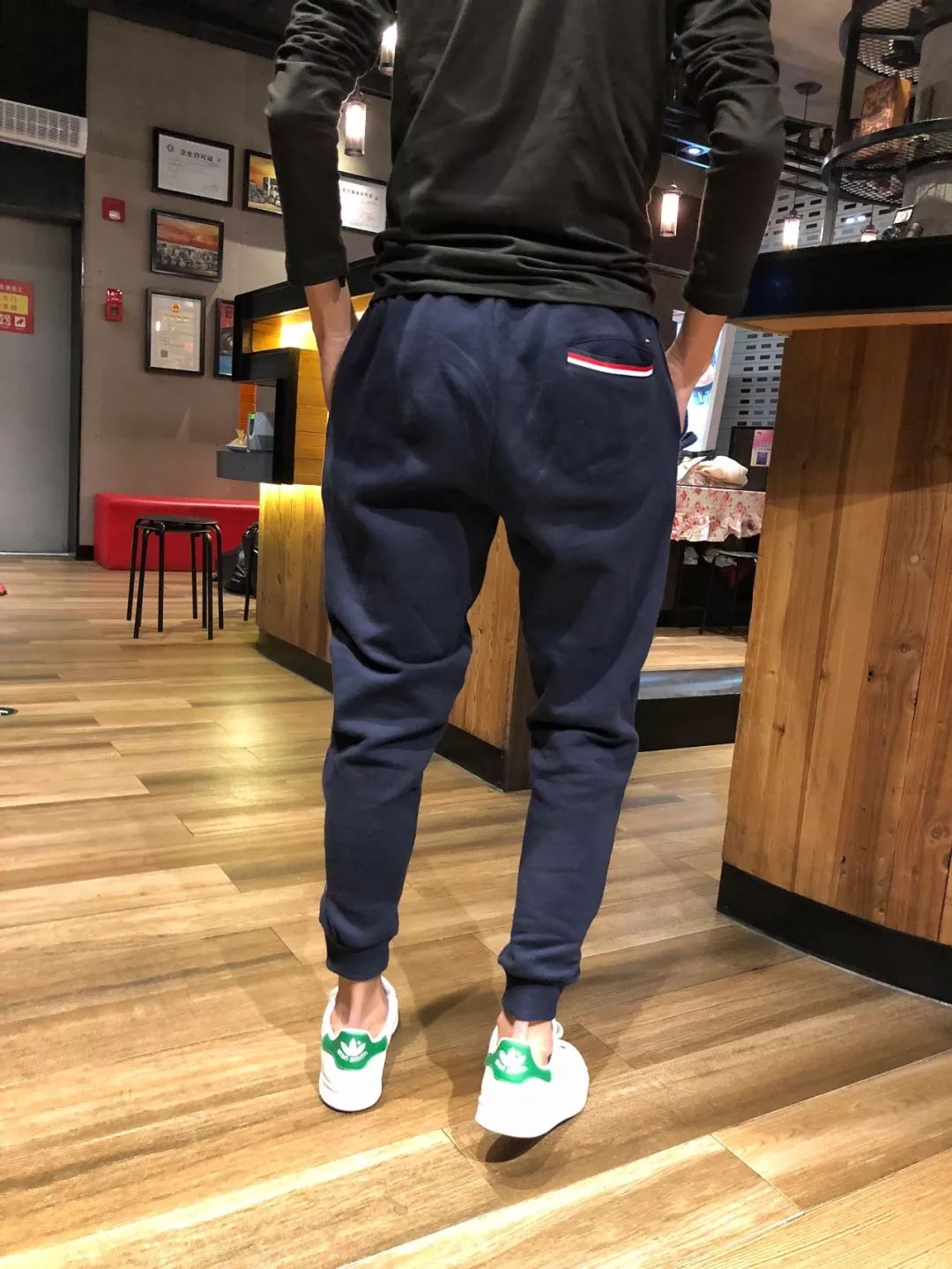 探秘小巷时尚秘境,最新版卫裤的独特魅力展示