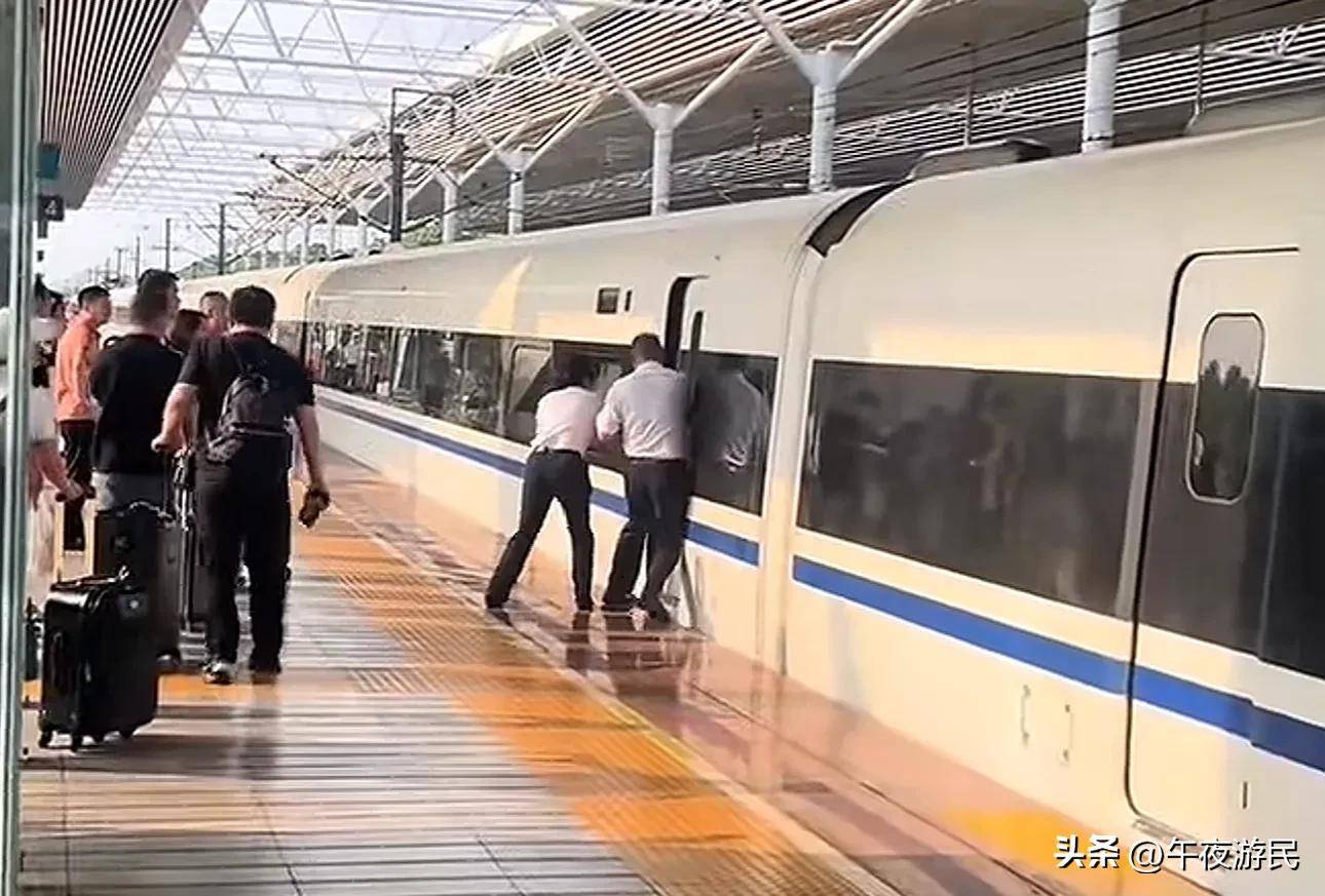 高铁扒门最新动态,一路飞驰的励志之旅启程了