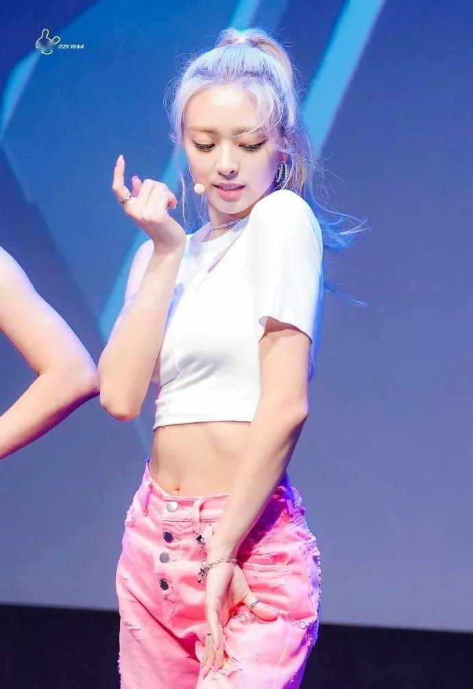 申有娜舞台最新风采与小巷中的隐藏特色小店探索