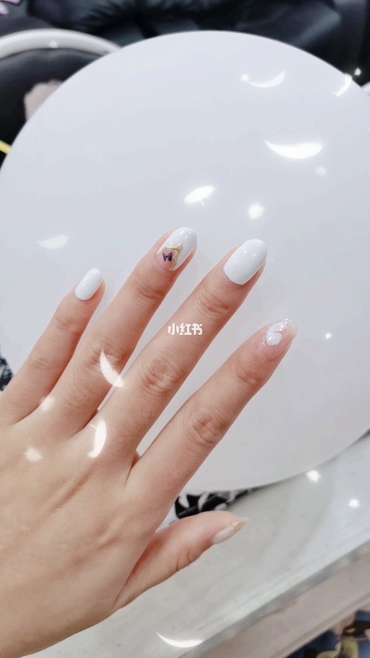 白色美甲最新流行趋势,小巷隐秘美学中的时尚之选