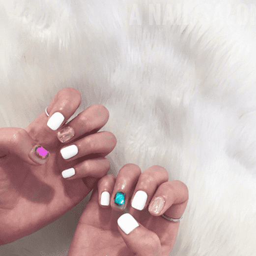 白色美甲最新流行趋势,小巷隐秘美学中的时尚之选