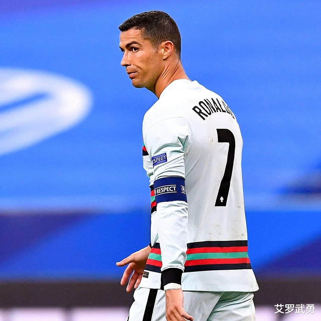 C罗最新动态,小巷英雄风采与美食奇遇揭秘