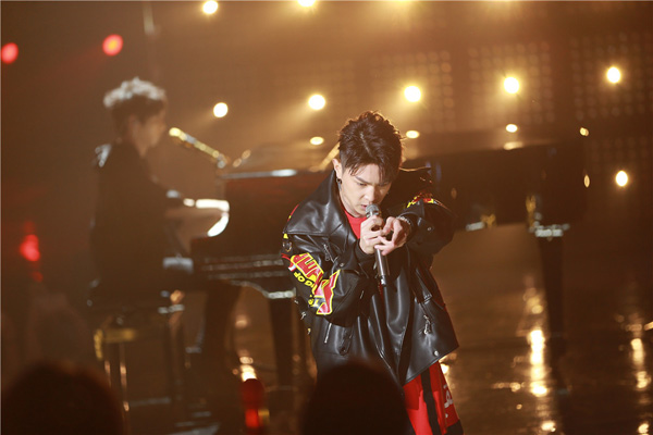 马伯骞最新一期英文节目,潮流与时代的完美融合