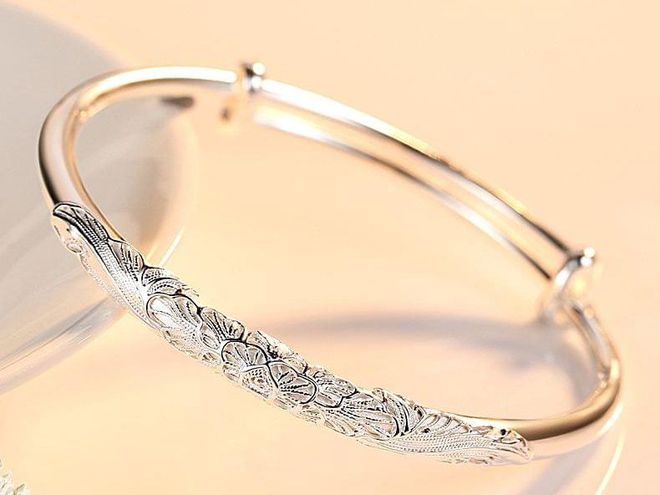 周六福黄金手镯最新款,小巷中的隐秘珍宝