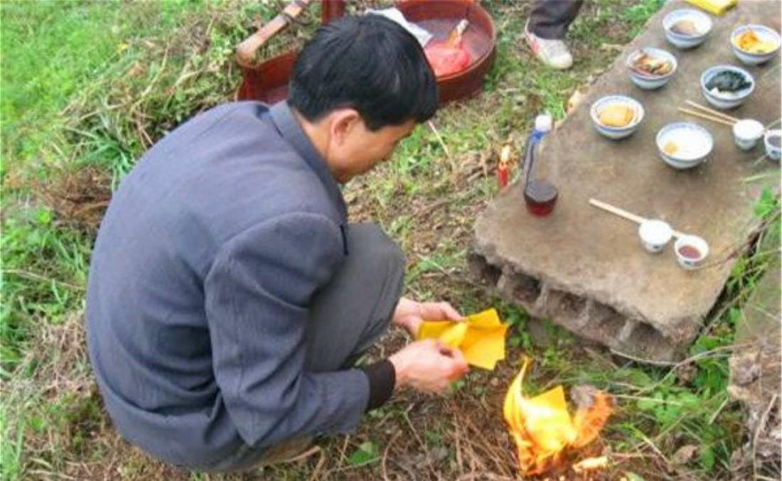 误喝坟前冥酒,一段感人至深的日常故事最新章节