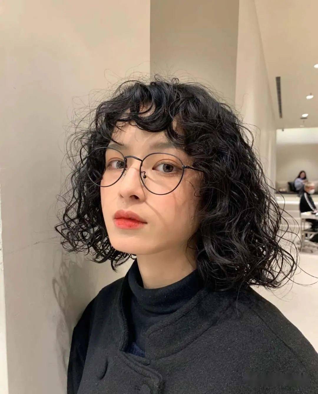 复古羊毛卷新潮流,变化之美,自信闪耀