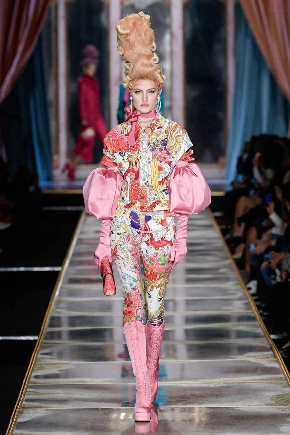 科技重塑时尚,最新秀场造型引领未来潮流