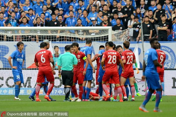 申花与上港赛场兄弟之争激烈对决展开!