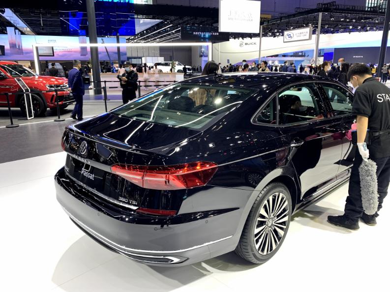 最新时尚设计掀起潮流风暴!