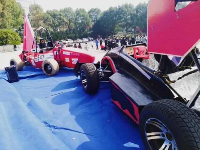 自然美景中的汽车比赛心灵之旅,速度与激情的视觉盛宴