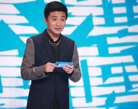 相声演员刘群与科技融合,体验最新高科技产品的独特之旅