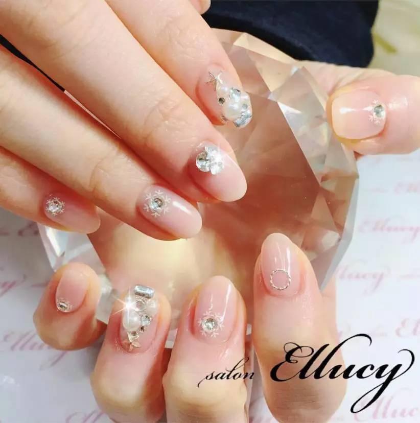 探索艺术世界,2017年流行美甲设计背后的隐藏宝藏