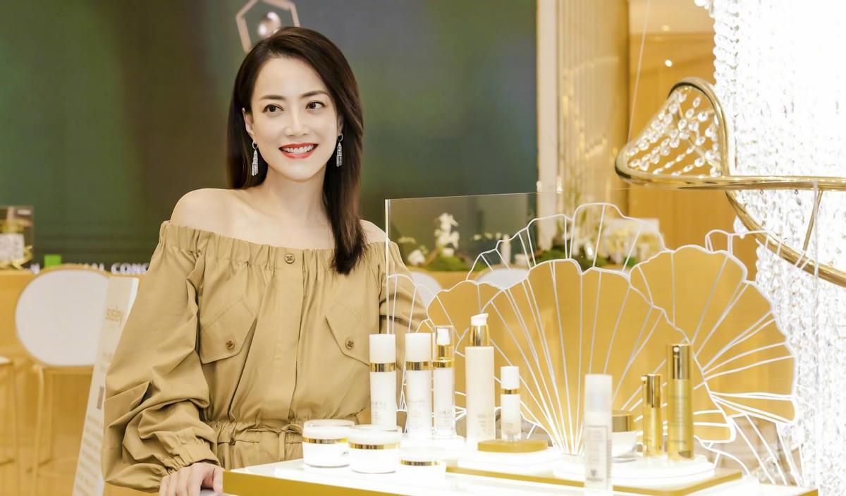 星光小巷偶遇,明星女主与隐藏特色小店的奇妙邂逅