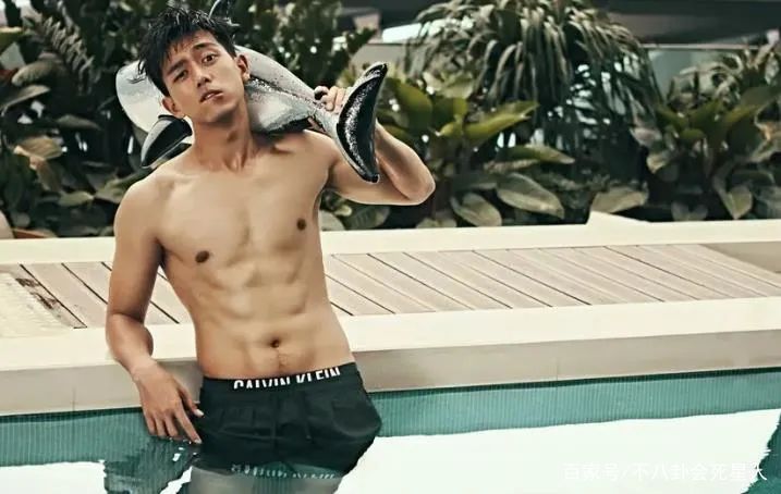 男明星腹肌的秘密揭晓,小巷深处的健身小铺见证力量之美