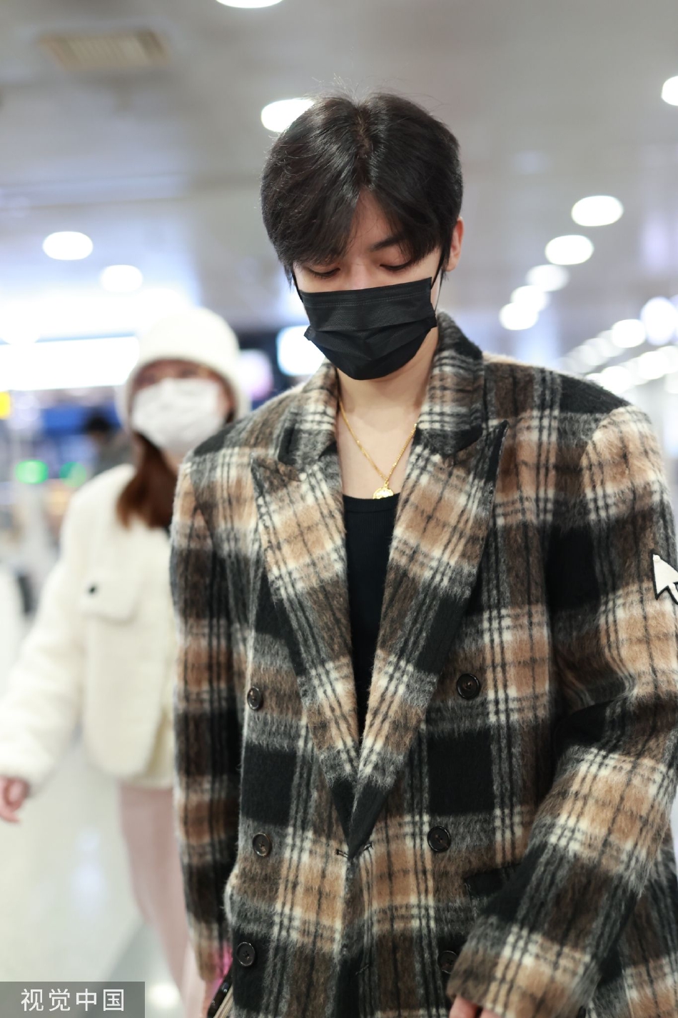 侯明昊机场最新风采,星光熠熠的魅力展现