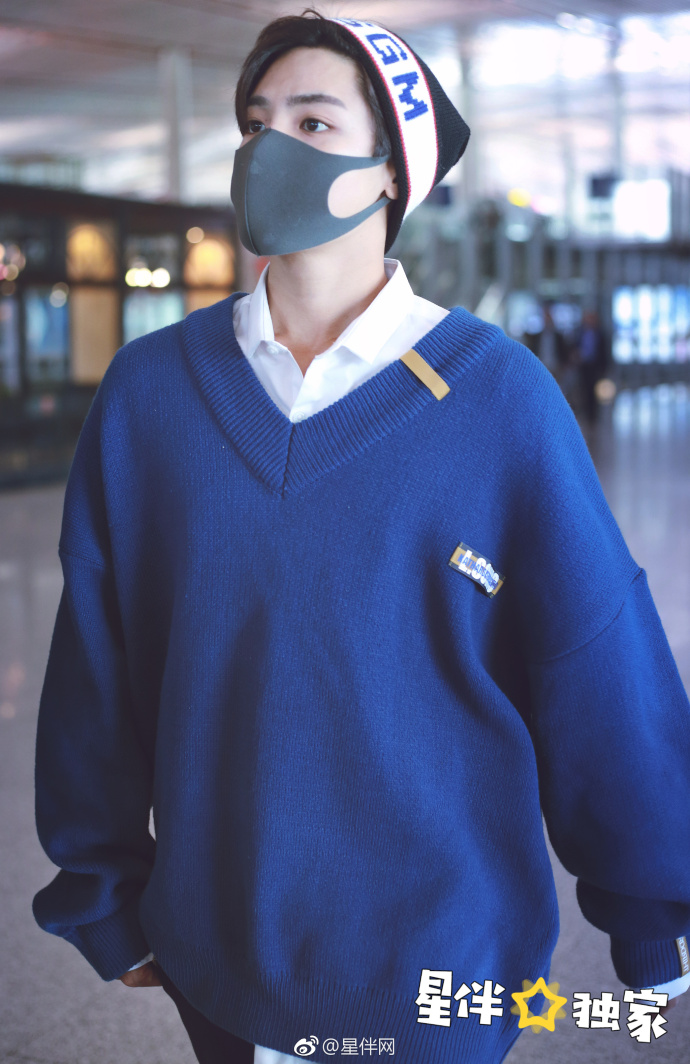 侯明昊机场最新风采,星光熠熠的魅力展现