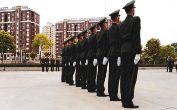 队列比赛中的意外发现,小巷特色小店之旅