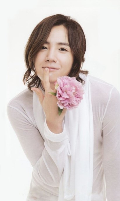 张根硕最新图片,时尚魅力四溢的王者风采亮相!