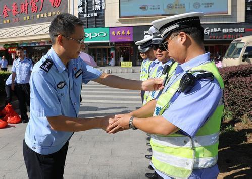 中央辅警改革最新动态与小镇生活的温馨日常