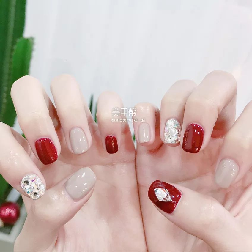 最新款指甲时尚,爱的纽带与温馨日常的交织