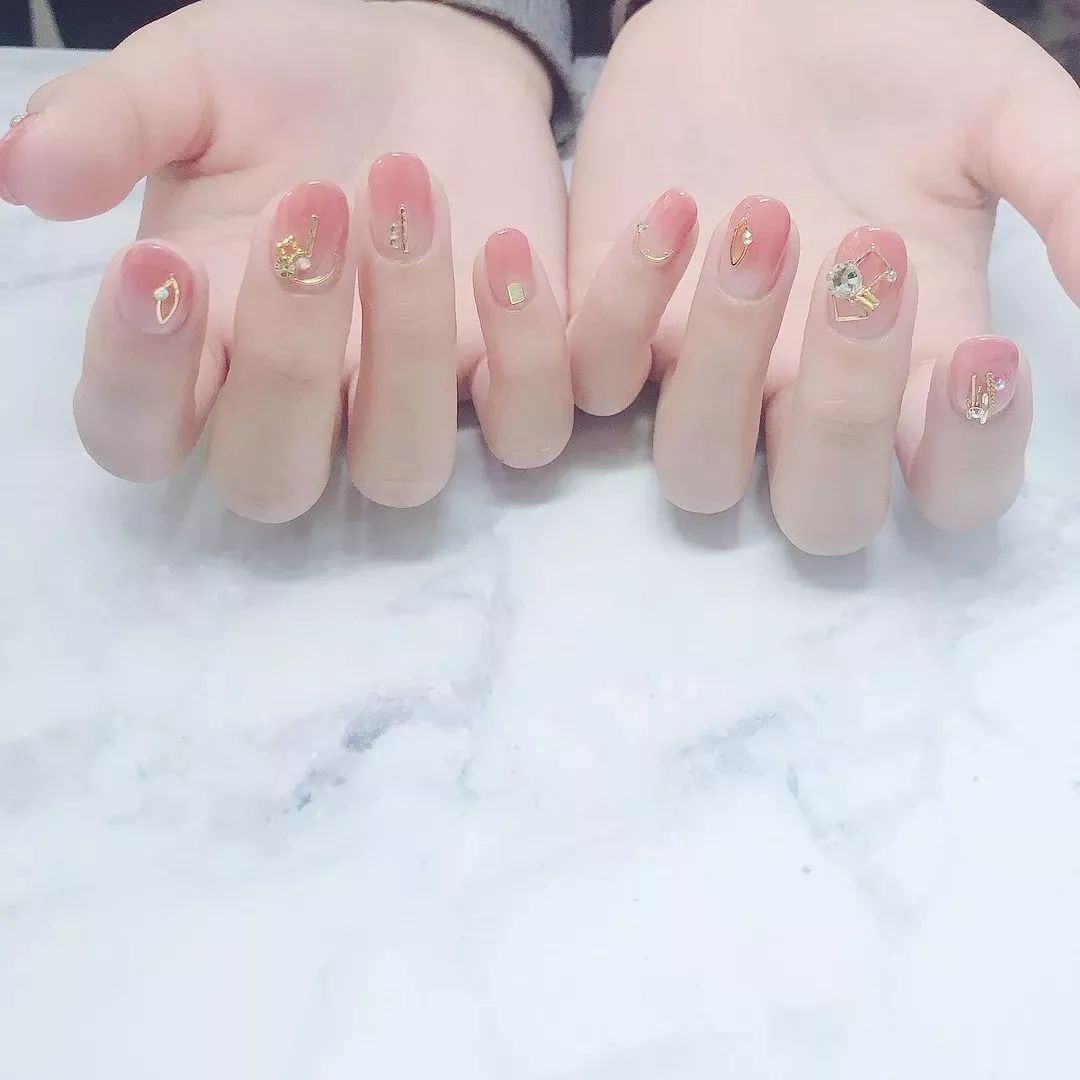 最新款指甲时尚,爱的纽带与温馨日常的交织