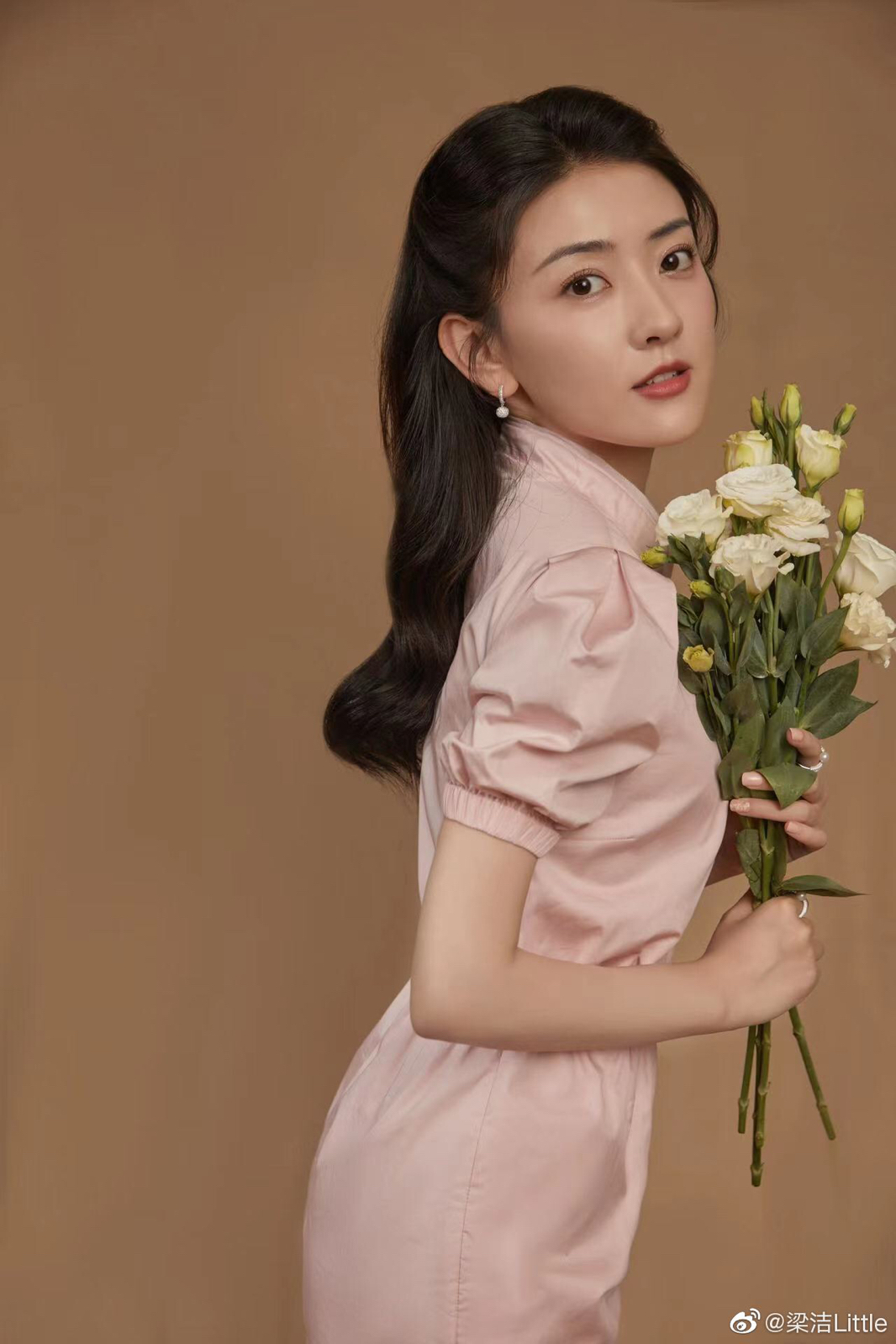 梁洁最新照片,星光璀璨,演绎时代传奇之美