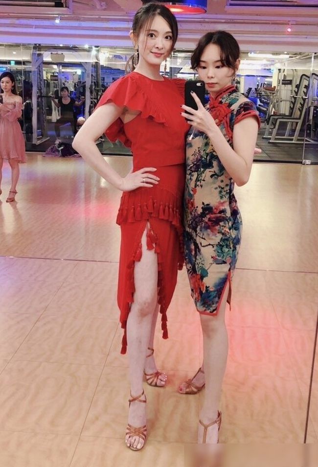 最新舞裙半身,舞动中的温情纽带风采展示