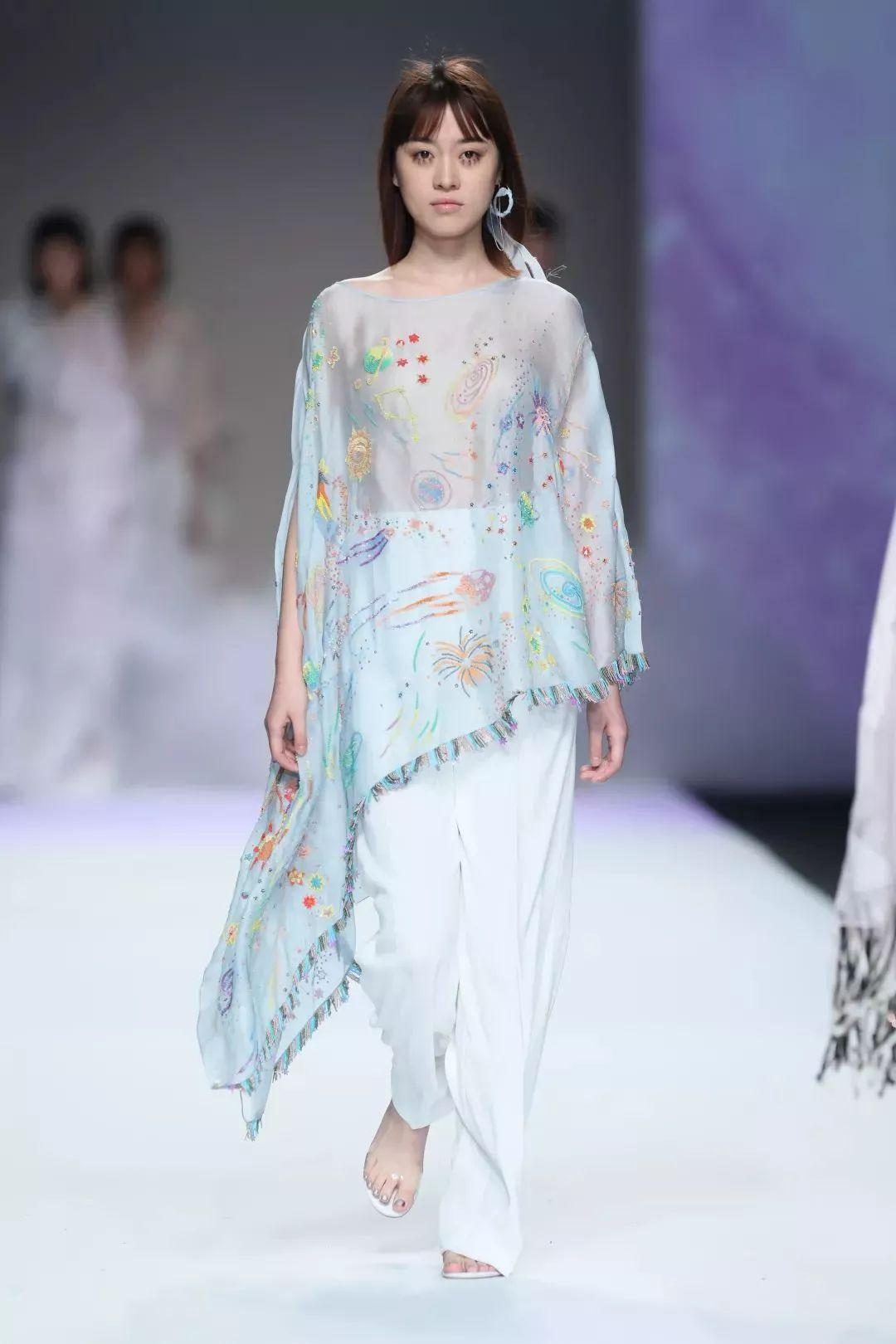 最新时装周,时尚潮流的盛宴大放异彩