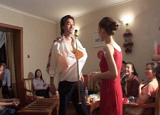 最新闹洞房趋势,传统习俗与现代风尚的融合 2025年闹洞房新玩法揭秘