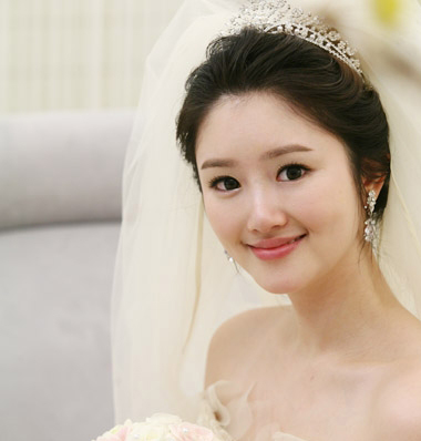 最新婚纱发型流行趋势，展现变化之美与自信之光