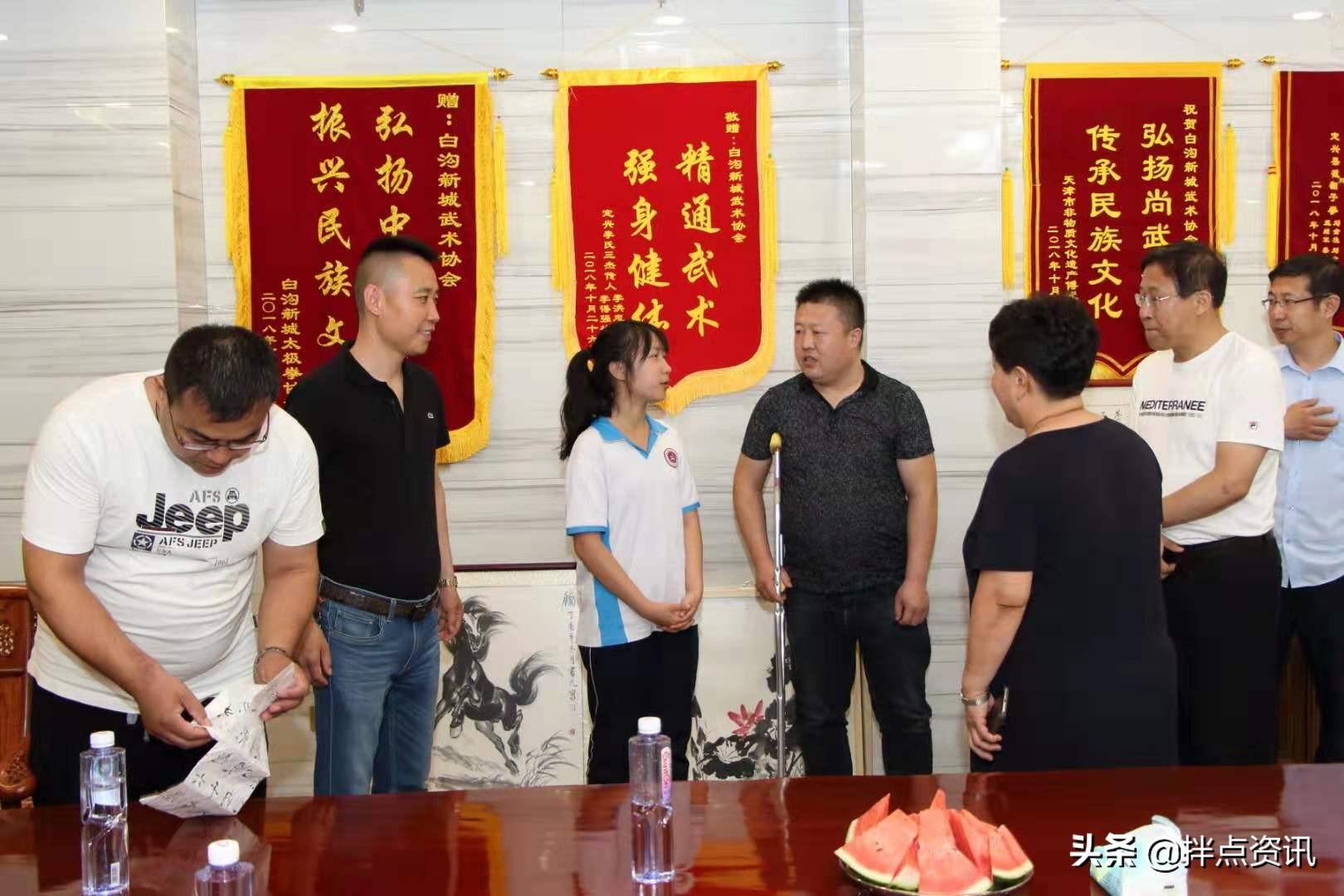 白沟河畔突发车祸事件报道