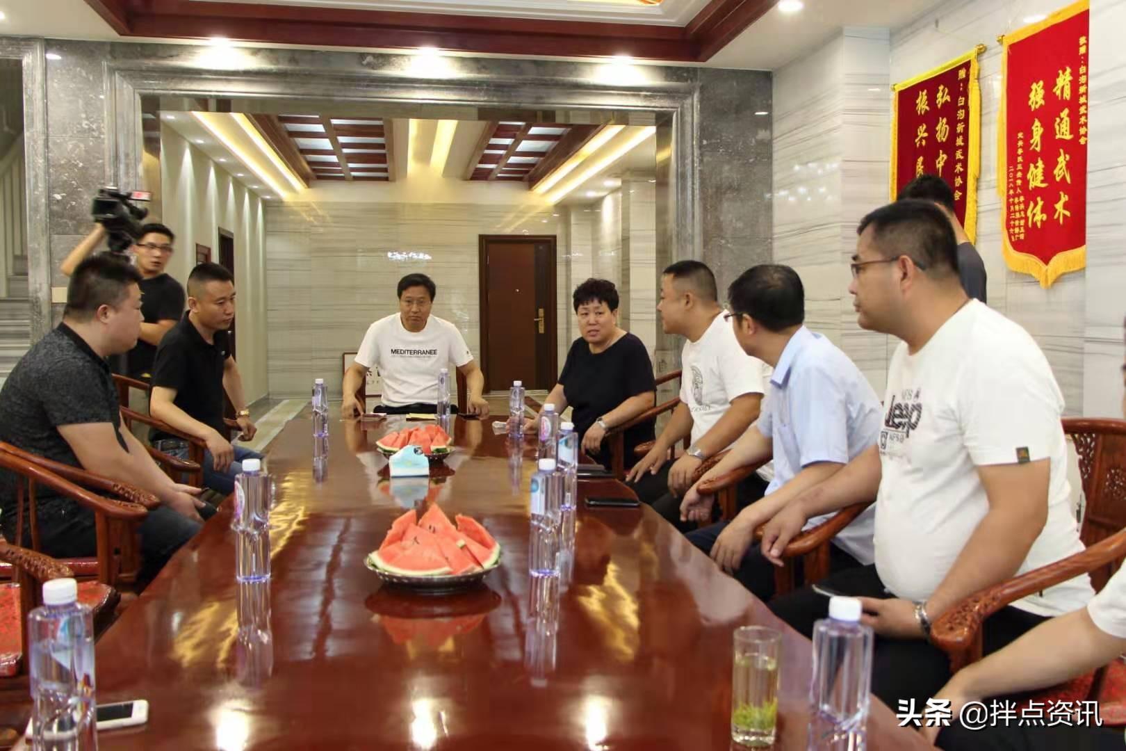 白沟河畔突发车祸事件报道