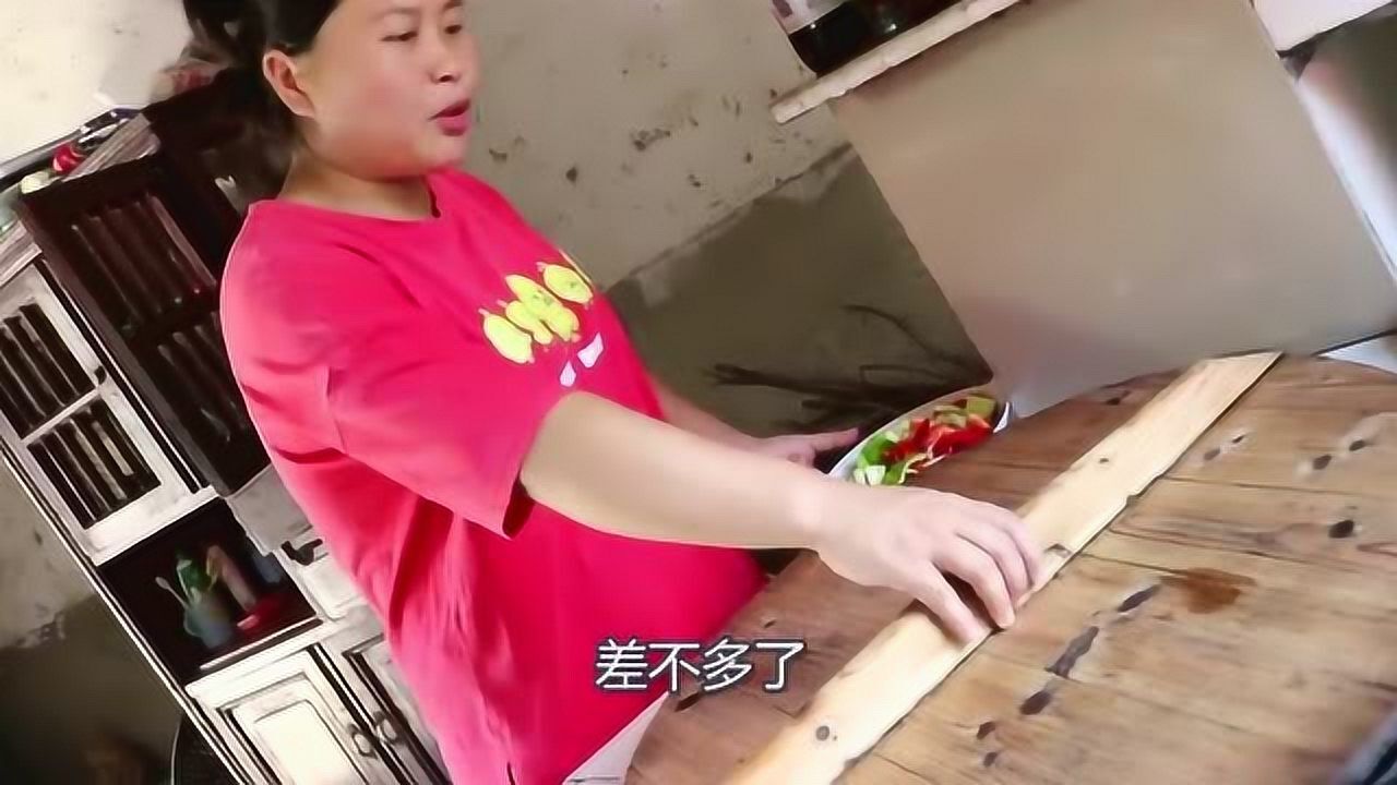 胖妹最新烹饪风采，美食制作火热进行中！