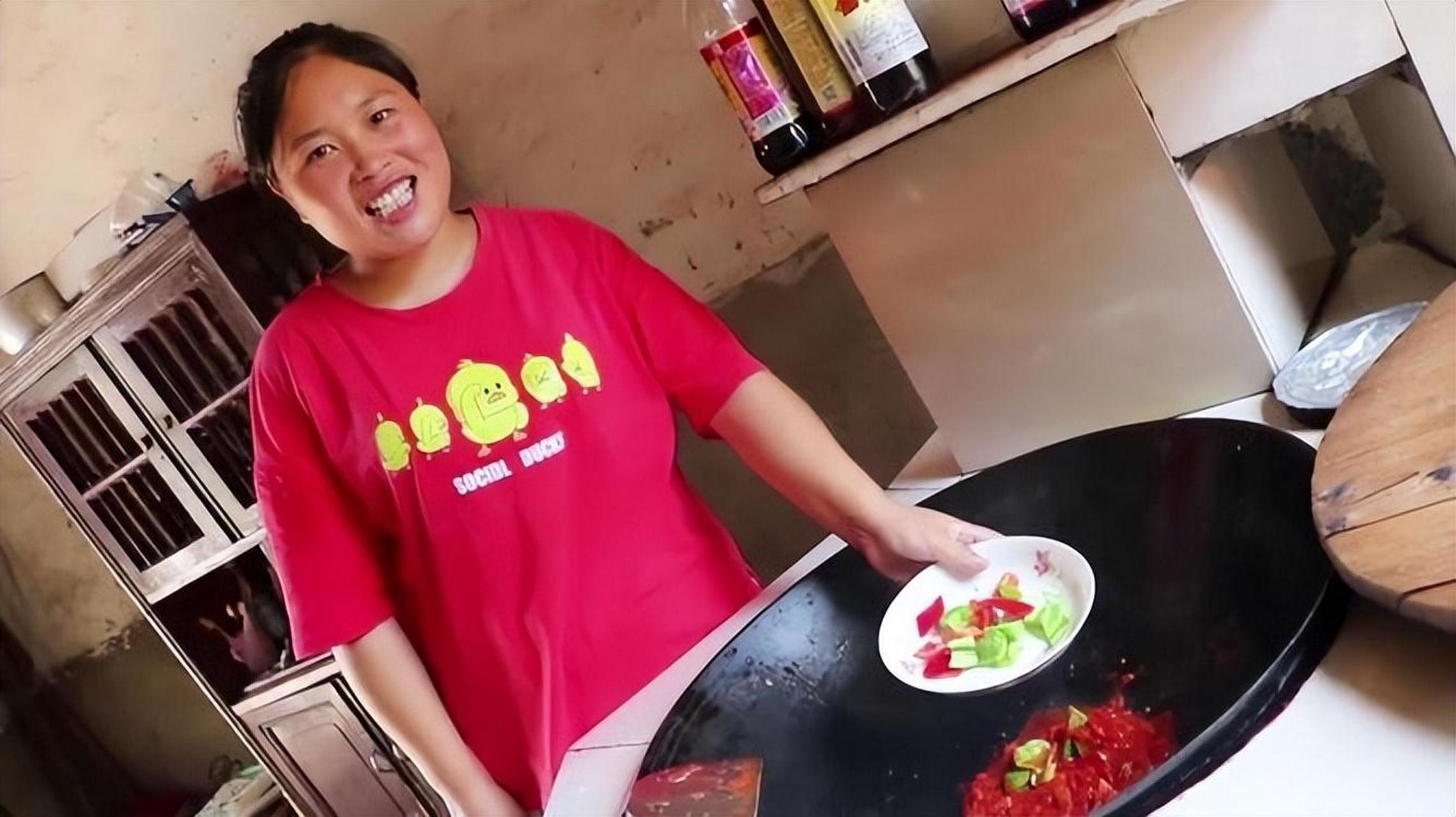 胖妹最新烹饪风采,美食制作火热进行中!