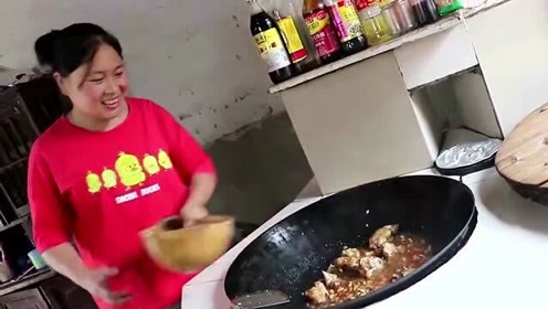 胖妹最新烹饪风采,美食制作火热进行中!