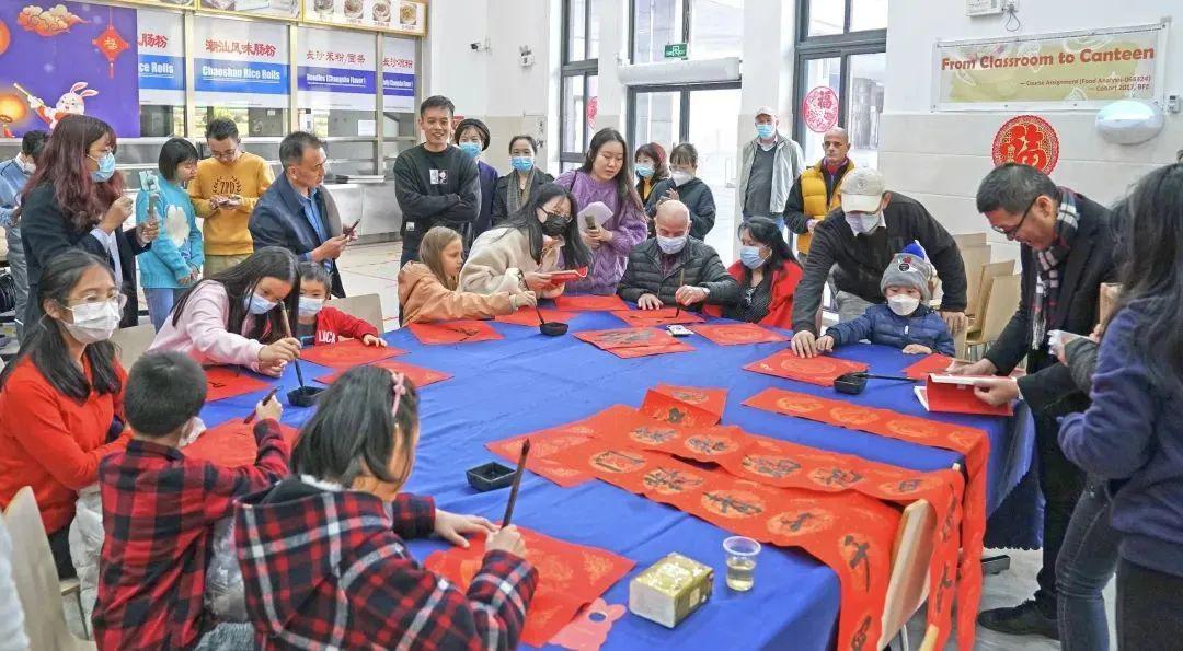 传统与现代交融之美，最新潮春联欣赏