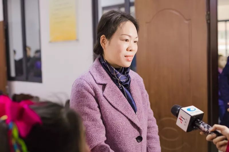 坤朵朵最新,小巷中的美食秘密