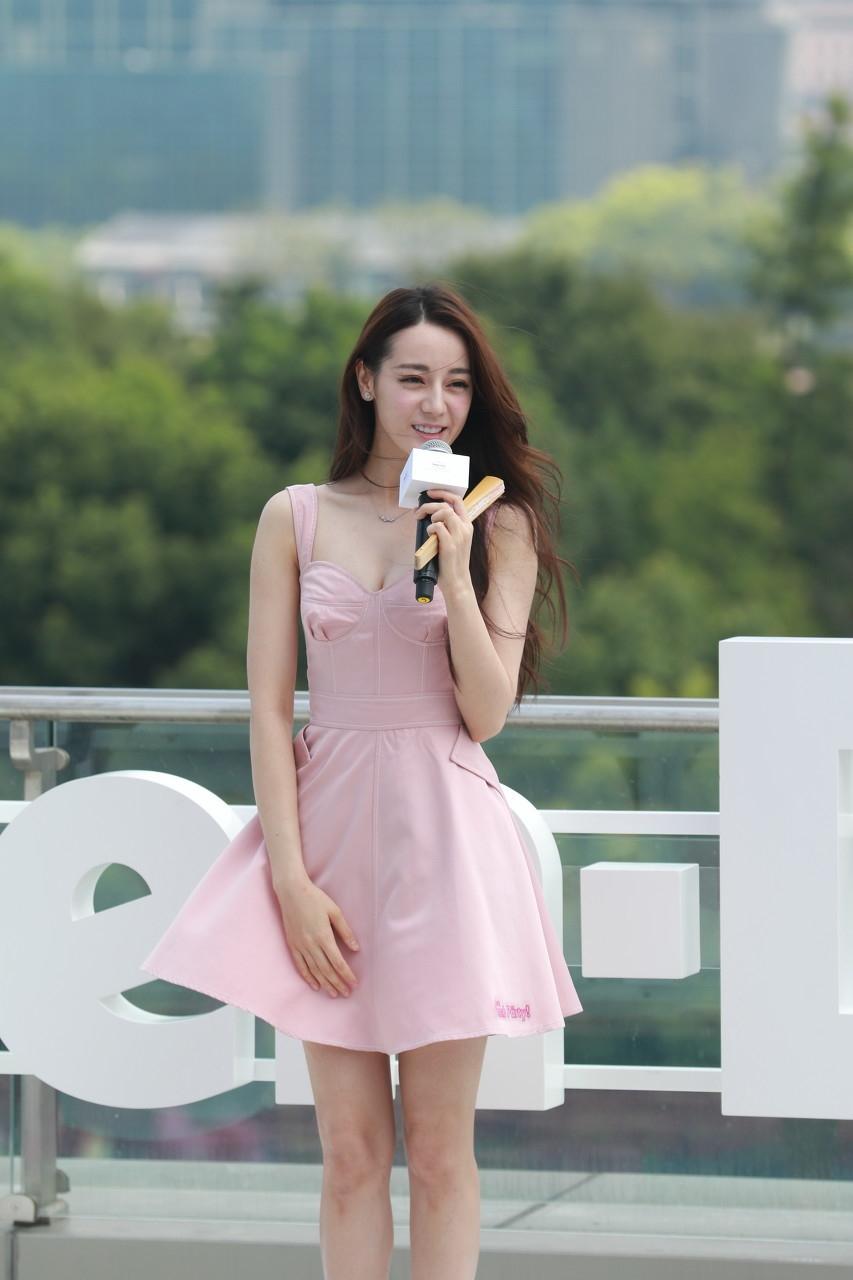 热巴出席活动最新动态,星光下的温馨日常